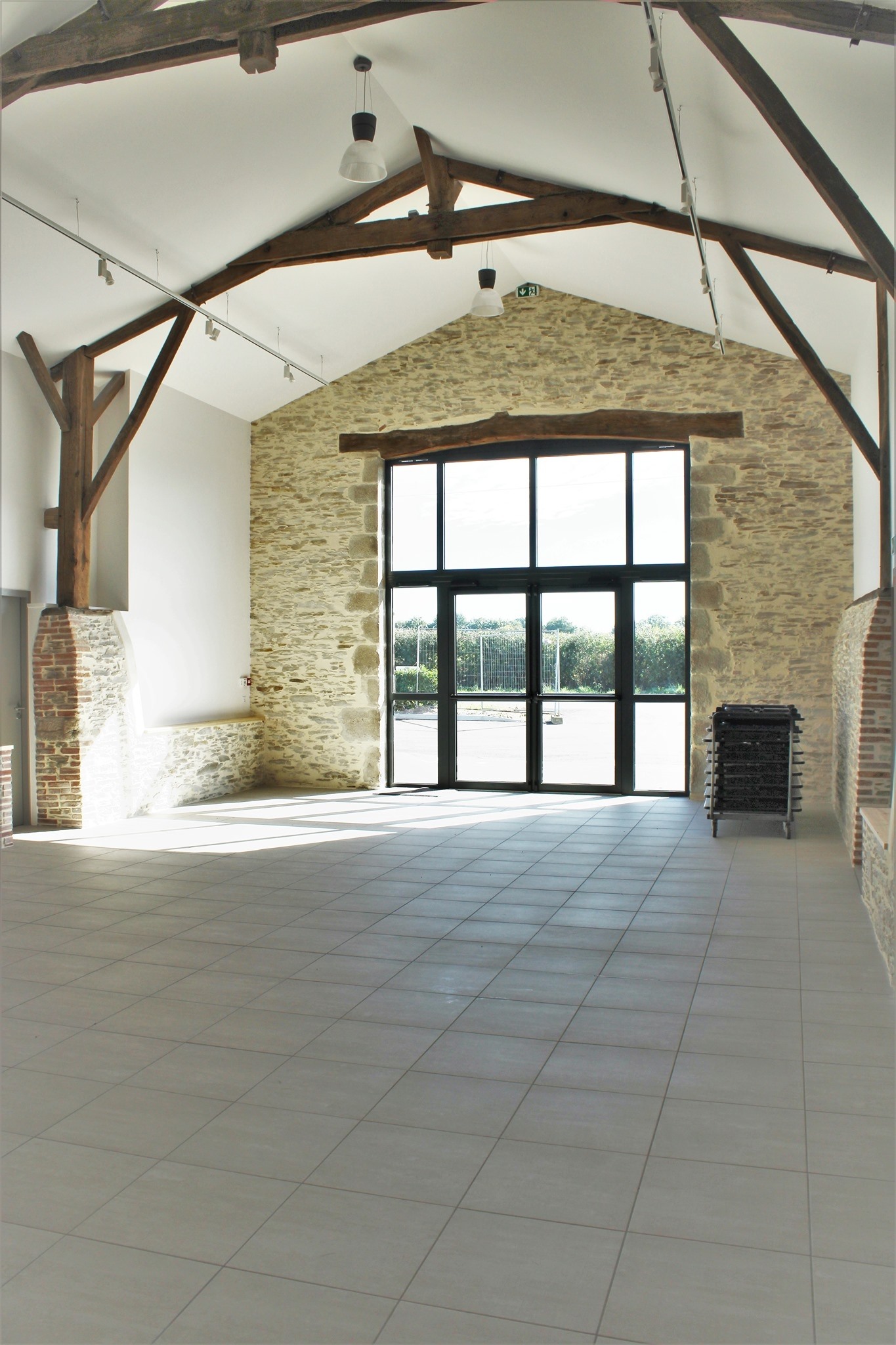 l'entrée de la grange vu de l'intérieur